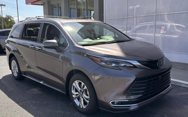 2024 Toyota Sienna Platinum AWD Passenger Van